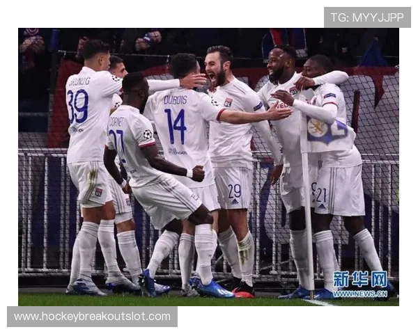 里昂主场3-0完胜南特，结束五场不胜紧追欧战区