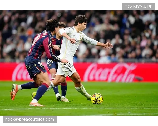 西甲国家德比前瞻：巴萨如何应对皇马罗德里戈在右肋部的活跃表现